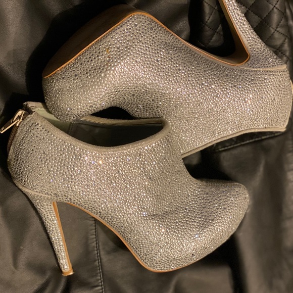 Steve Madden Shoes - SIZE 8 Steve madden booties